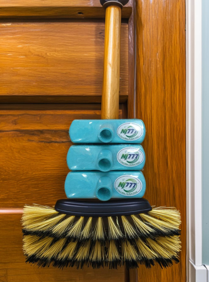 Hardy Brush ( PVC Metal Stick )